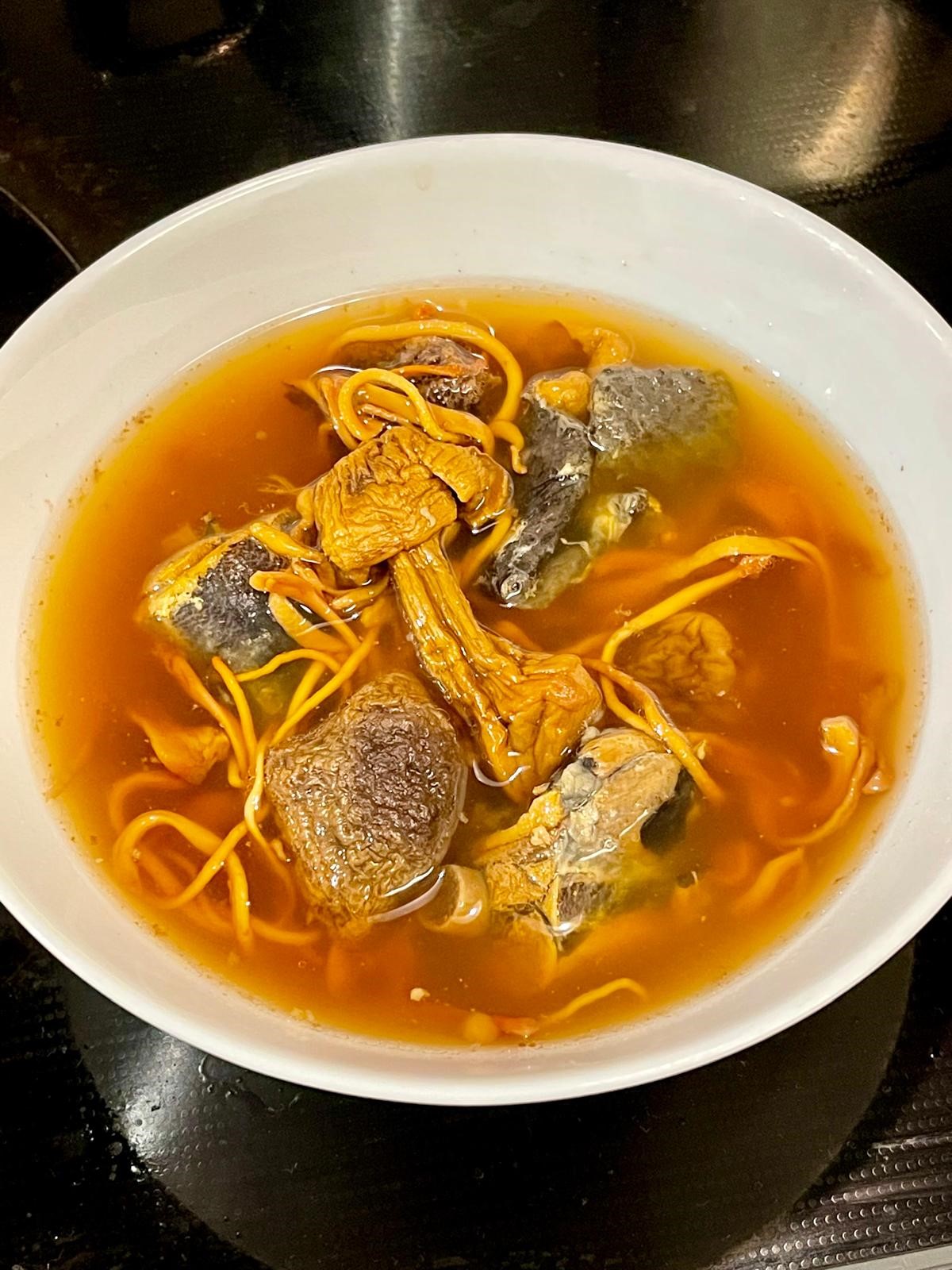 烏雞蟲草花姬松茸湯 (不加鹽及味精) 